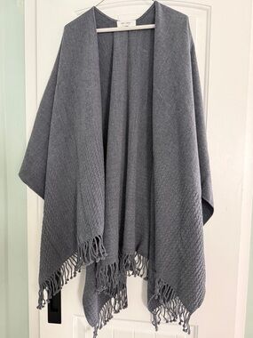 Cozy Gray Woven Fringe Throw